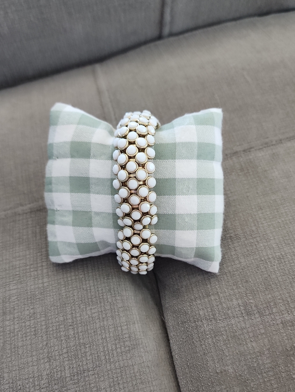 White Beaded Flower Cluster Stretch Bracelet